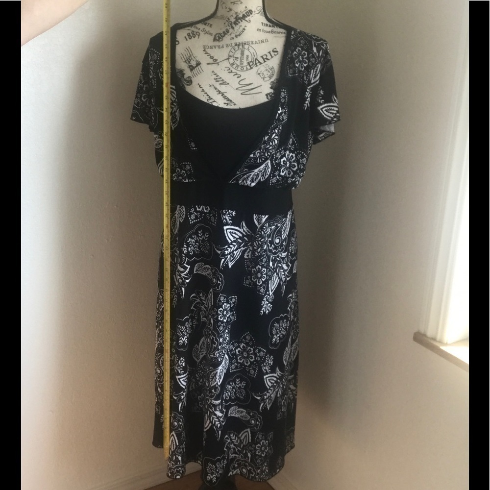 Plus size black & white floral Dress - Picture 3 of 6